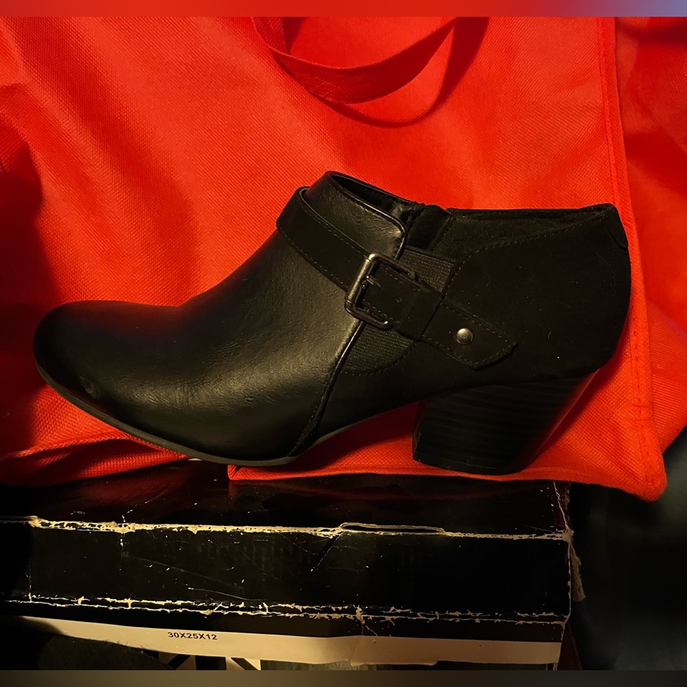 NWOT American Eagle black leather ankle booties size 91/2